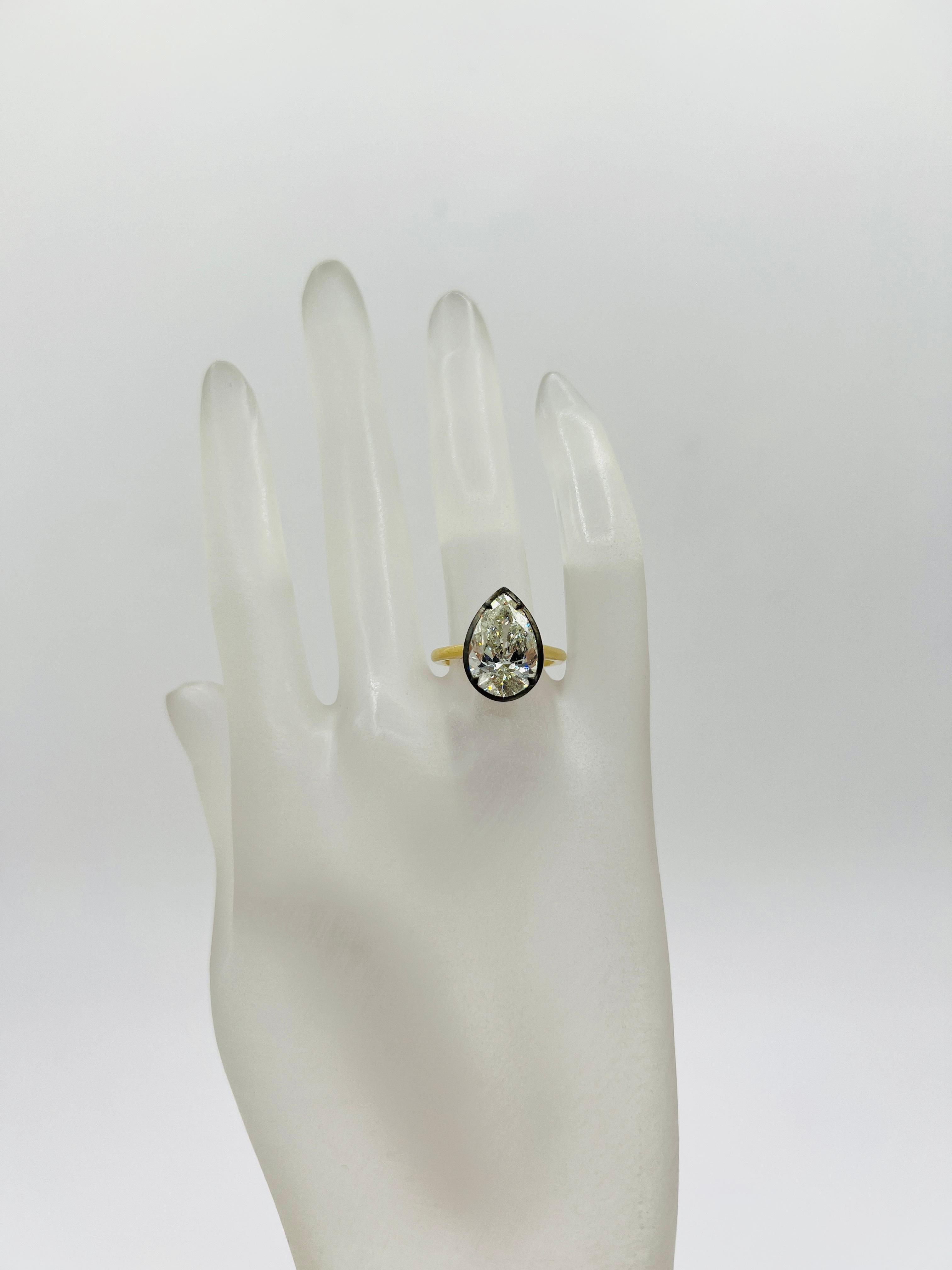 Taille poire Bague en forme de poire en diamant blanc GIA 5 carats en rhodium noir et or jaune 18 carats en vente