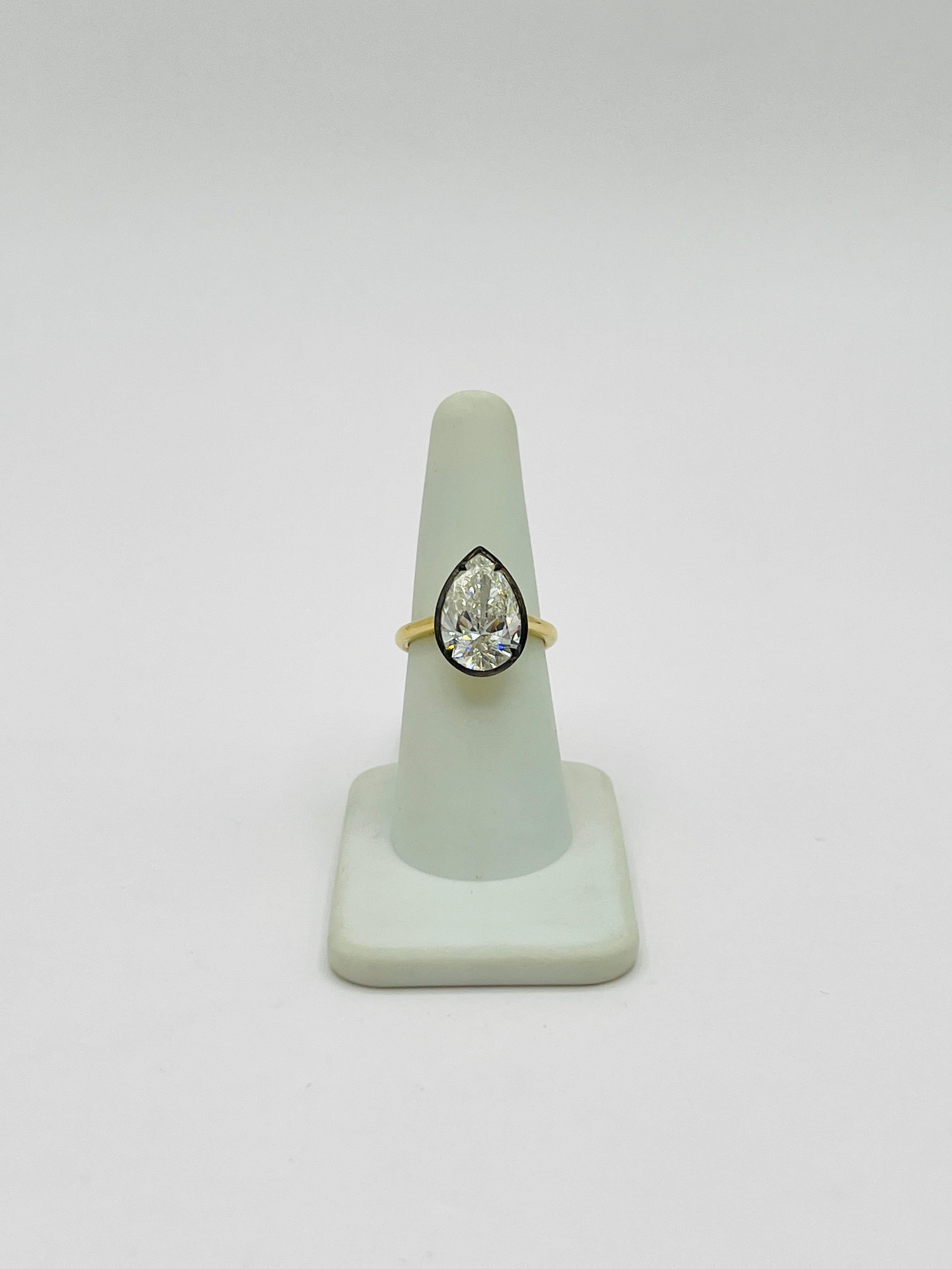 Bague en forme de poire en diamant blanc GIA 5 carats en rhodium noir et or jaune 18 carats Neuf - En vente à Los Angeles, CA
