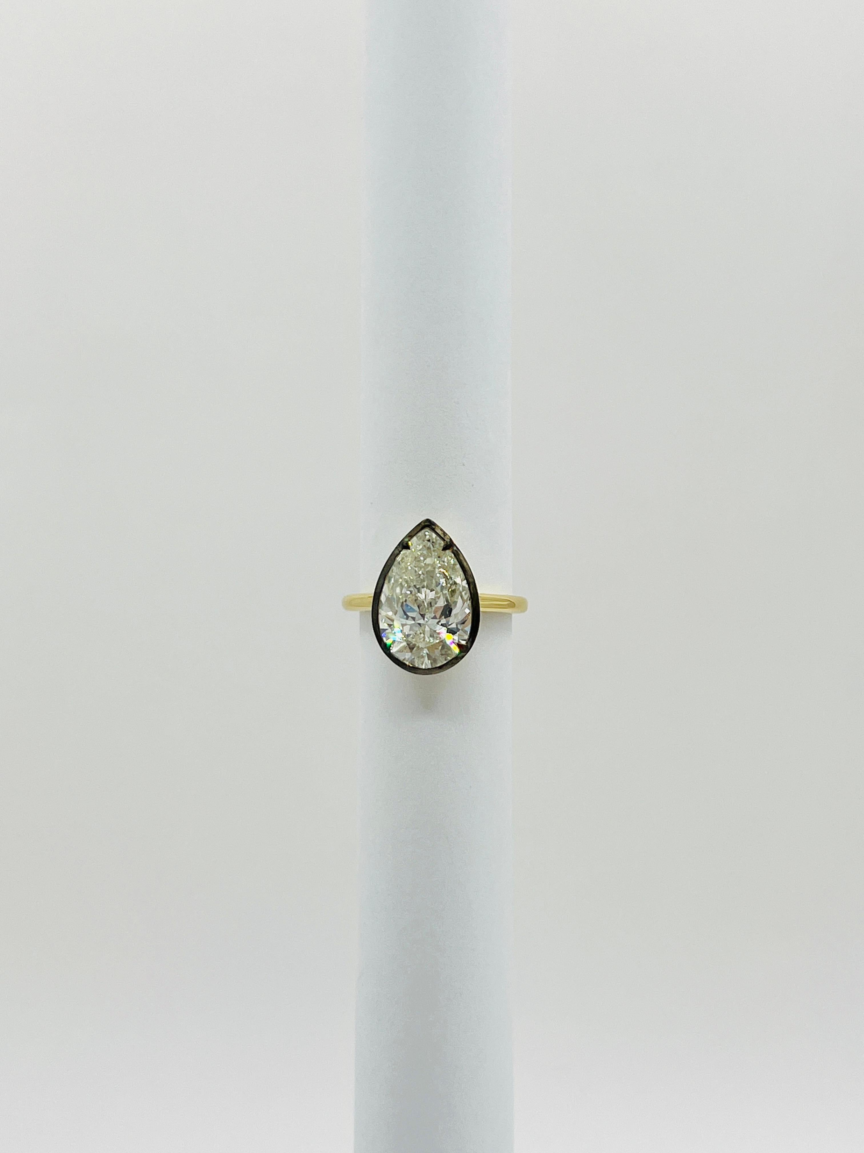 Bague en forme de poire en diamant blanc GIA 5 carats en rhodium noir et or jaune 18 carats Unisexe en vente