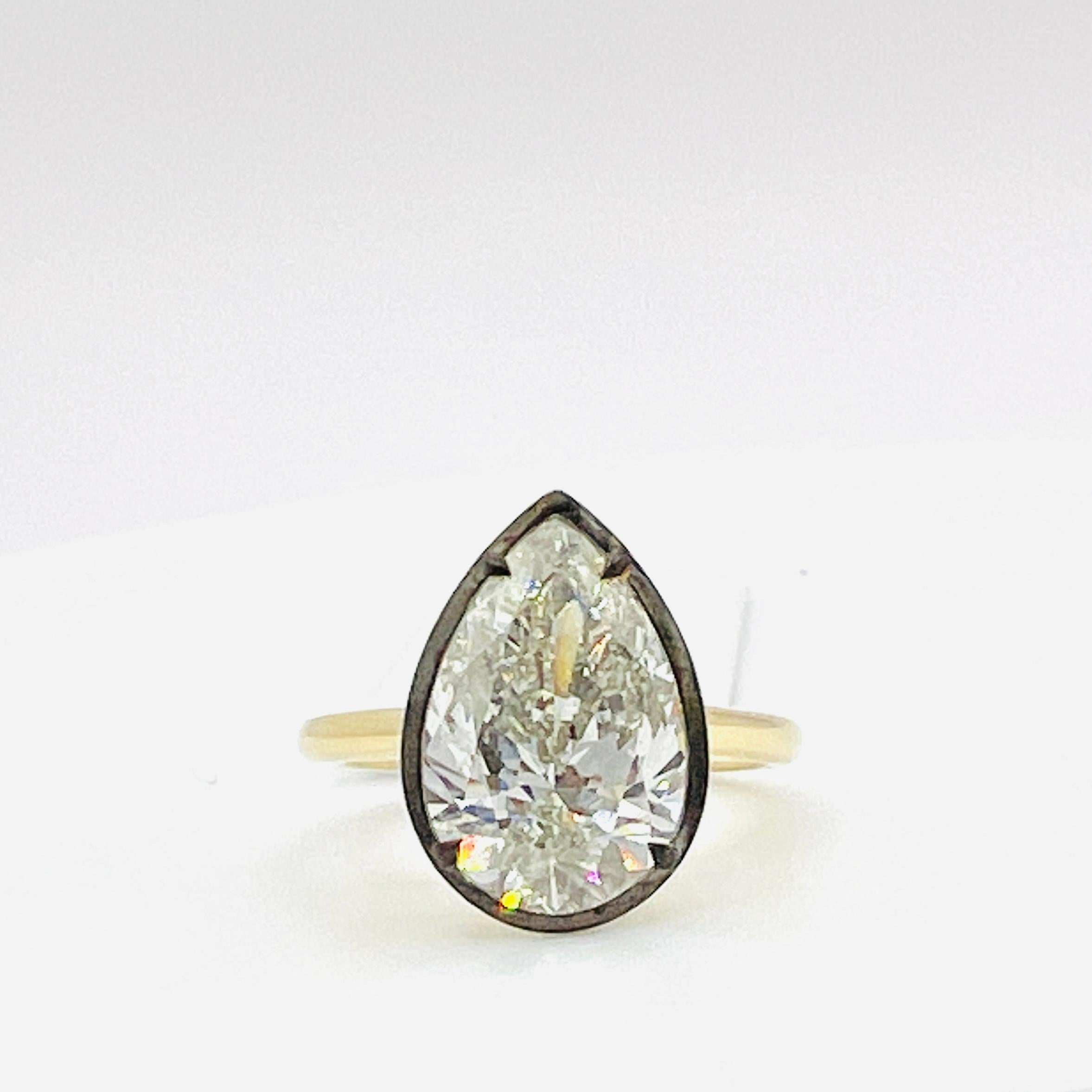 Bague en forme de poire en diamant blanc GIA 5 carats en rhodium noir et or jaune 18 carats en vente 3