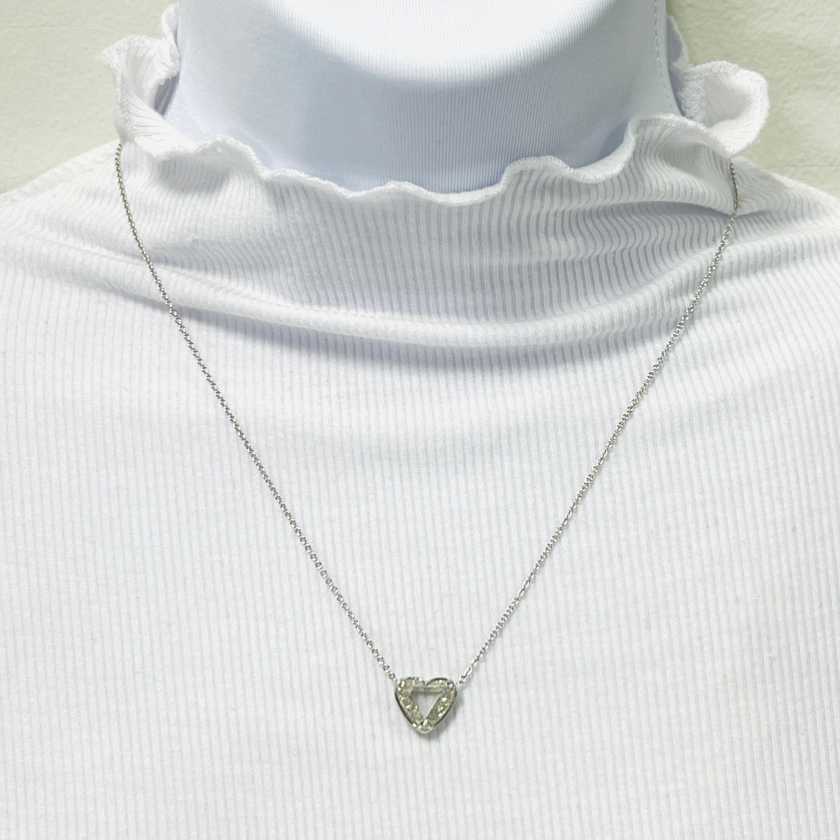 Splendido esemplare da 5.00 ct. H. H. SI1 diamante bianco a forma di cuore.  Realizzato a mano in platino.  La lunghezza è di 18