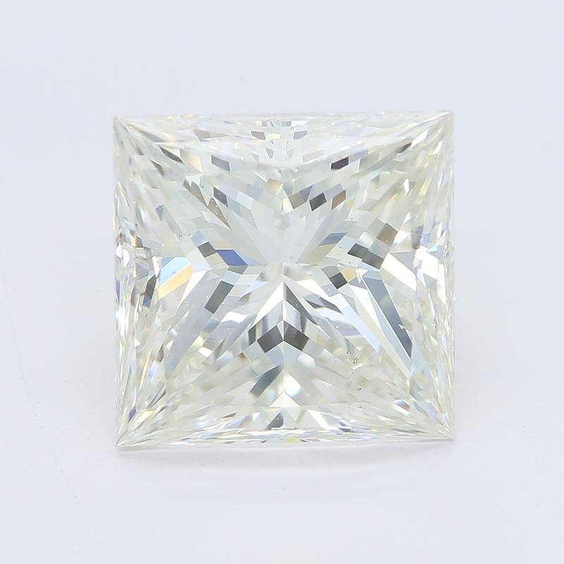 Eleva la tua collezione con questo squisito anello con diamante che presenta un'affascinante pietra centrale princess I VS2 5,00, saldamente incastonata in una sofisticata montatura a quattro punte. La fascia dal design elegante, realizzata in
