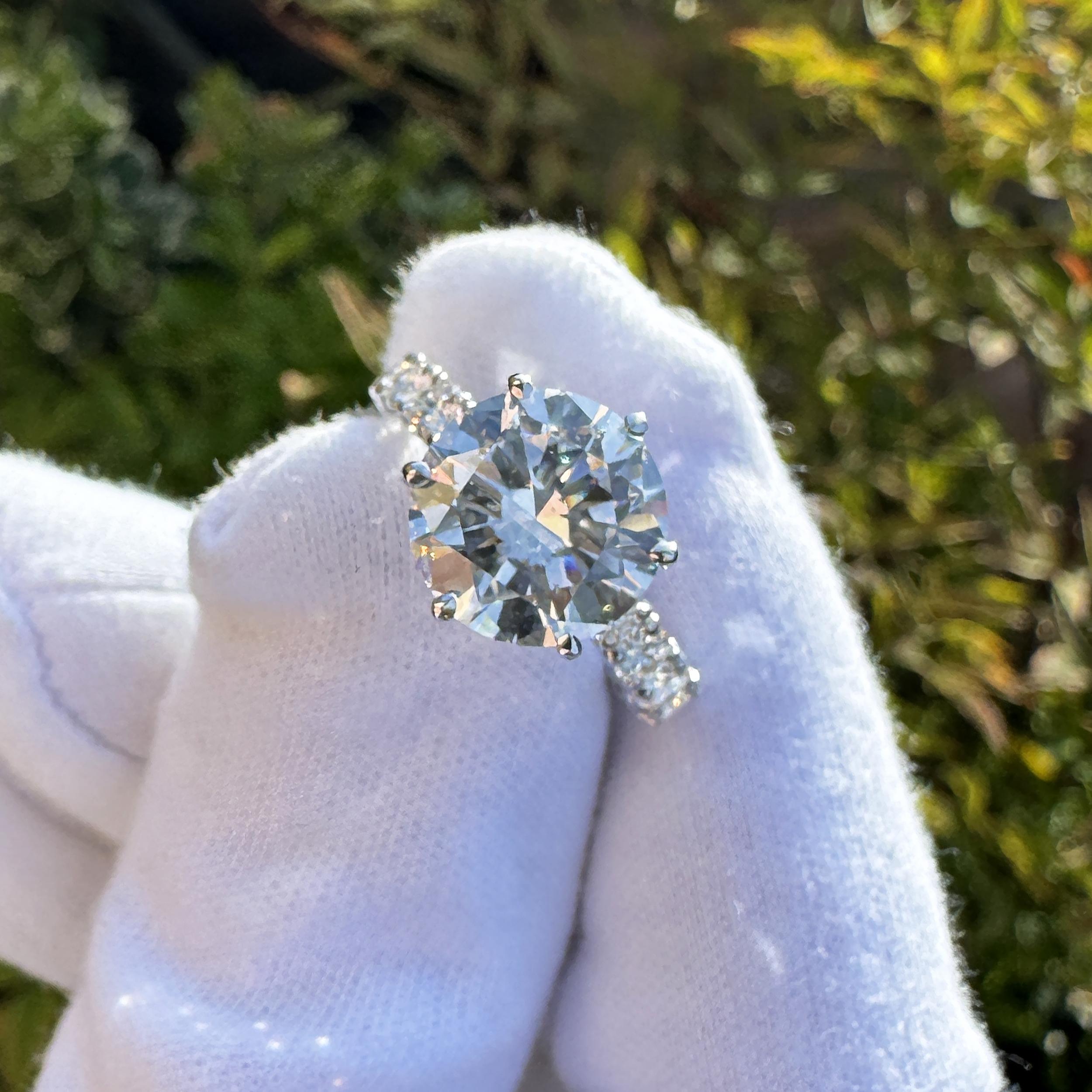 Stunning 5.01 ct GIA-certified Diamond in 18kt White Gold setting with 1.99 ct brilliant white diamonds.

We can adapt or replace the setting to suit your needs. Please contact us for any information.

GIA Report Number = 15678430
Shape and Cutting