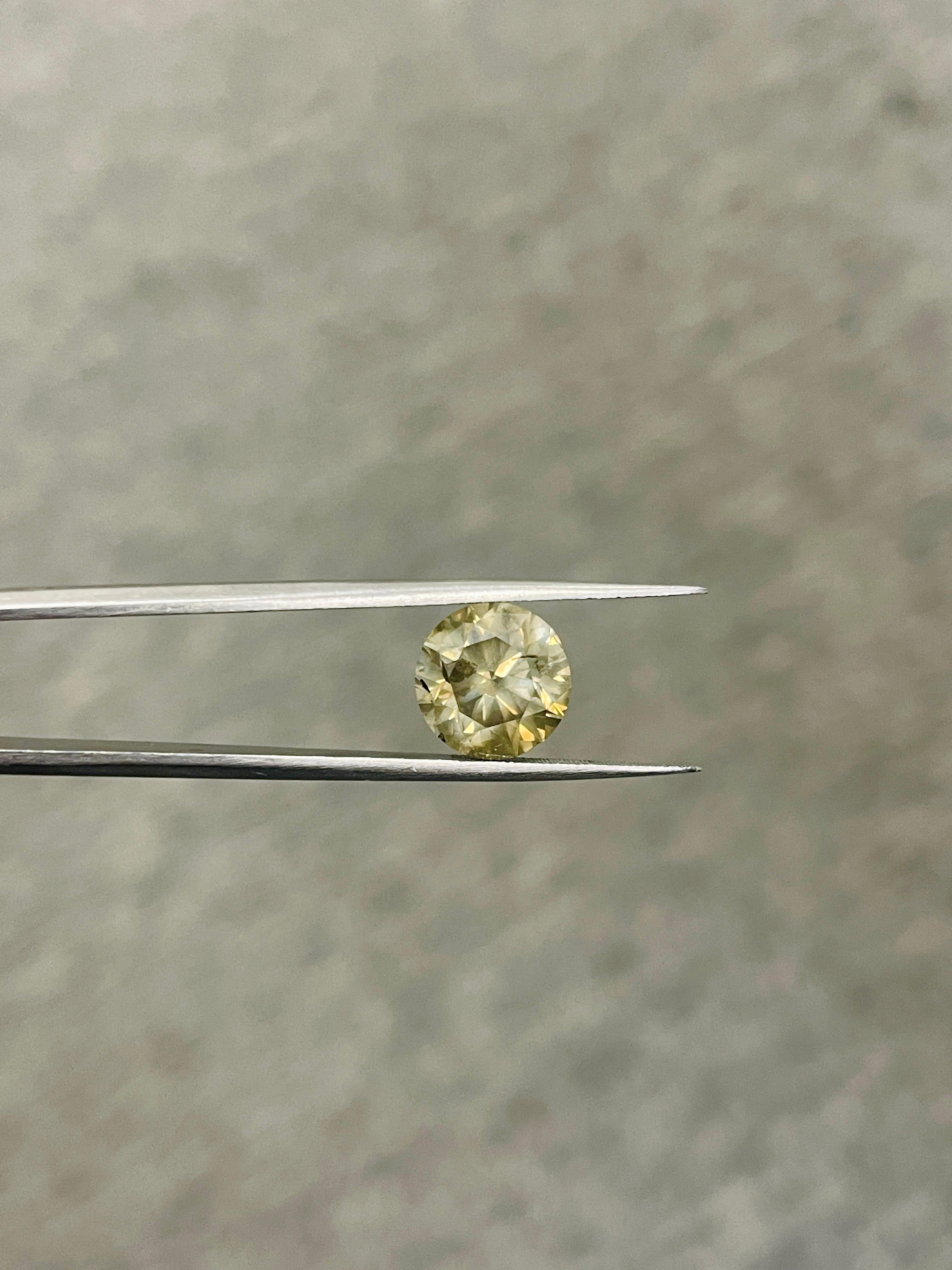 HOLIDAY SALE GIA 5.01 Carat Natural Fancy Yellow Round Loose Diamond In New Condition In Great Neck Plaza, NY