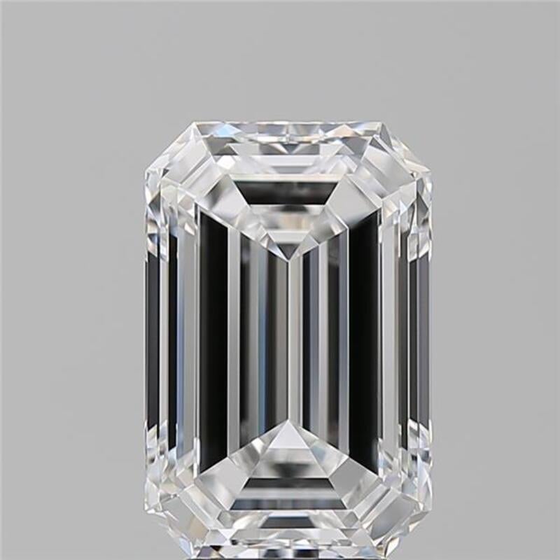 Un magnífico anillo de diamantes con una impresionante piedra central esmeralda, que pesa unos impresionantes 5,01 y ostenta una impecable D y VS1. Esta exquisita pieza está expertamente elaborada en oro blanco , ofreciendo un brillo cálido y