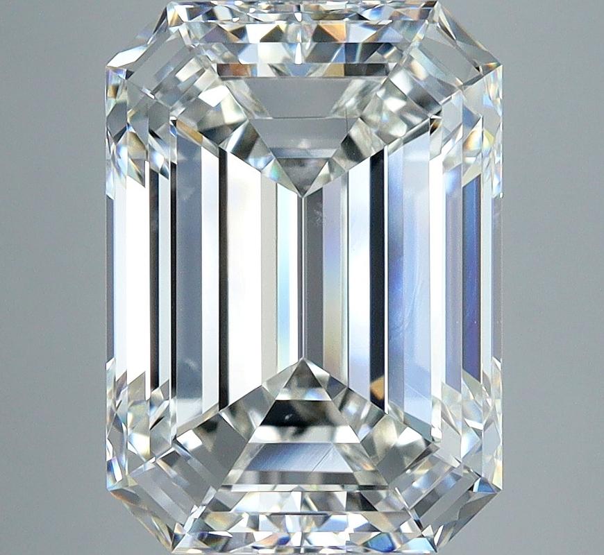 Ein prächtiger Diamantring mit einem atemberaubenden Smaragd in der Mitte, der beeindruckende 5,01 wiegt und ein lupenreines H und VS2 aufweist. Dieses exquisite Stück wurde fachmännisch aus Weißgold gefertigt und bietet einen warmen und strahlenden