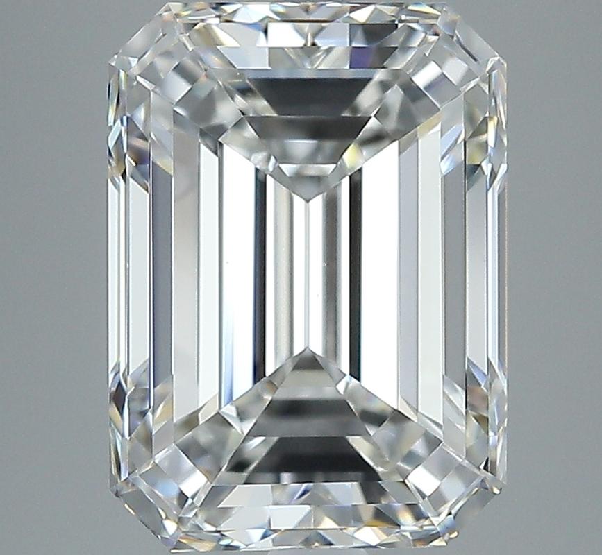 Un magnifico anello di diamanti con una splendida pietra centrale color smeraldo, che pesa ben 5,01 e vanta un'impeccabile F e VS2. Questo squisito pezzo è sapientemente realizzato in oro bianco, per offrire una luce calda e radiosa che esalta la