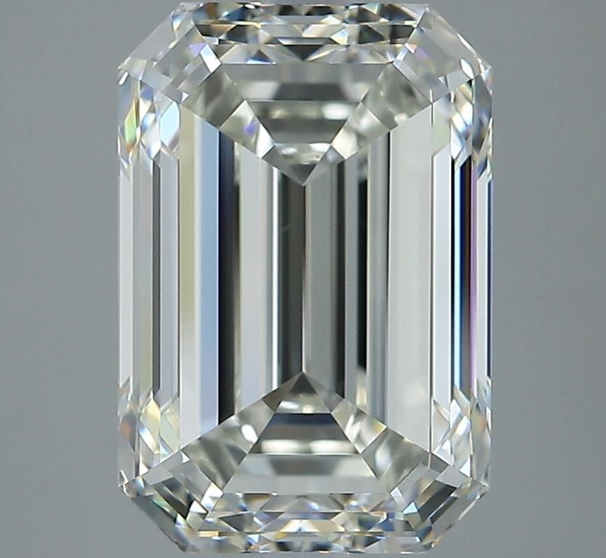 Dieser raffinierte Diamantring besticht durch einen smaragdgrünen Diamanten mit einem Gewicht von 5,01 und einem satten J und VS1 in der Mitte. Der mit Präzision handgefertigte Ring zeigt ein wunderschön poliertes Band aus Weißgold, das seine