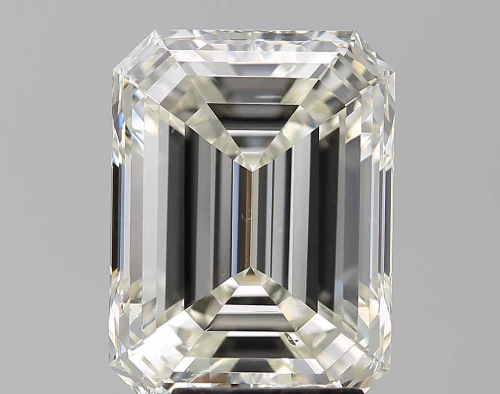 Questo sofisticato anello di diamanti presenta un sorprendente centro di un diamante smeraldo, del peso di 5,01 e con un ricco K e SI1. Realizzato a mano con precisione, l'anello presenta una fascia in oro bianco splendidamente lucidata, che ne