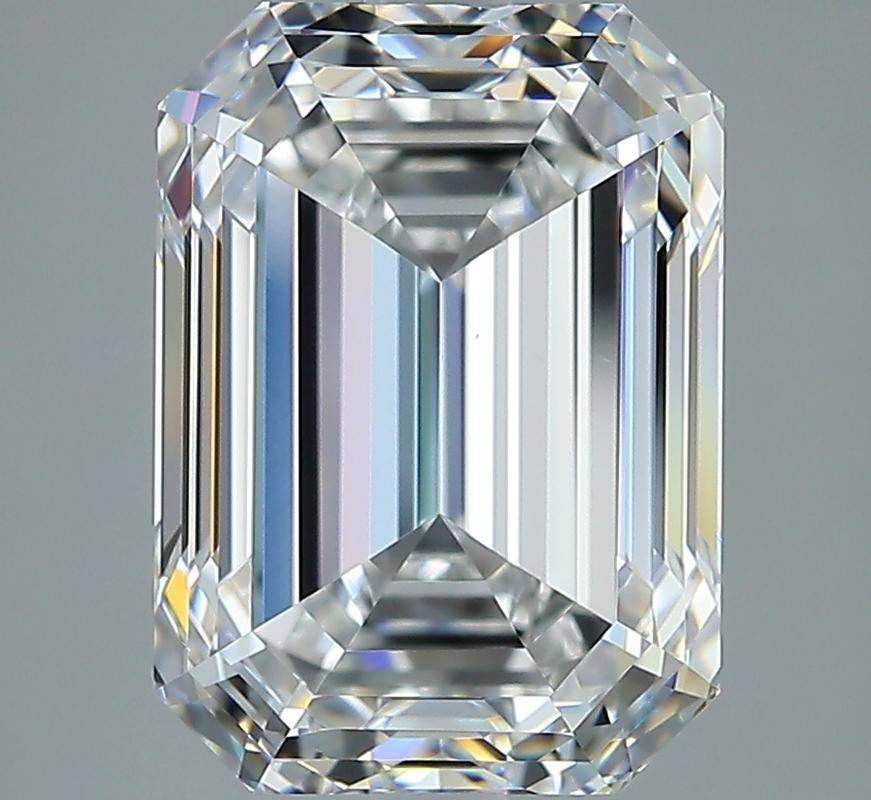Questo sofisticato anello con diamante presenta un sorprendente centro di un diamante smeraldo, del peso di 5,01 e con una ricca gradazione F e VS1. Realizzato a mano con precisione, l'anello presenta una fascia in oro bianco splendidamente