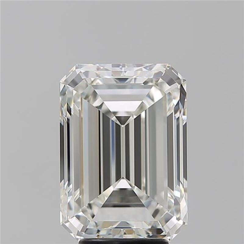 Élégamment conçue, cette étonnante bague en diamant séduit par ses caractéristiques remarquables. Au cœur de cette pièce se trouve un diamant émeraude I VVS1 5.01 à couper le souffle, solidement maintenu dans un serti surélevé qui rehausse sa