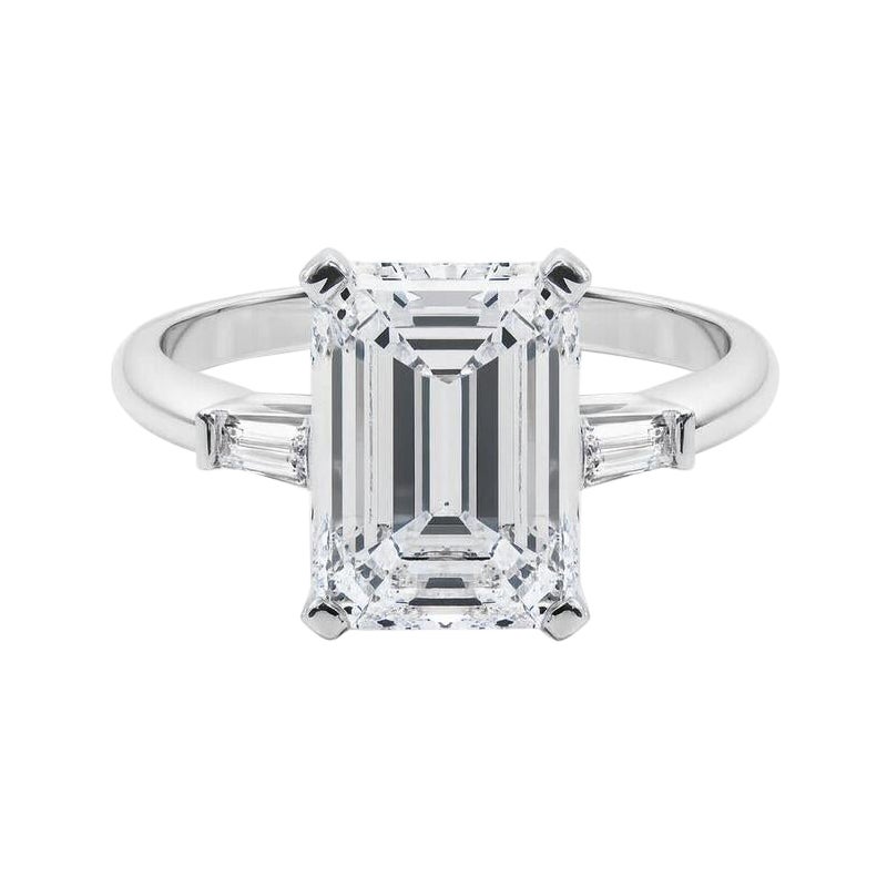 GIA 5,01ct Smeraldo a tre pietre Baguette affusolata Anello con diamanti in oro bianco 18 carati