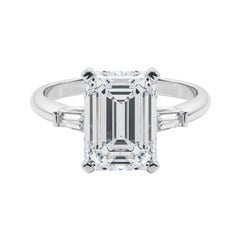 GIA 5,01ct Smeraldo a tre pietre Baguette affusolata Anello con diamanti in oro bianco 18 carati