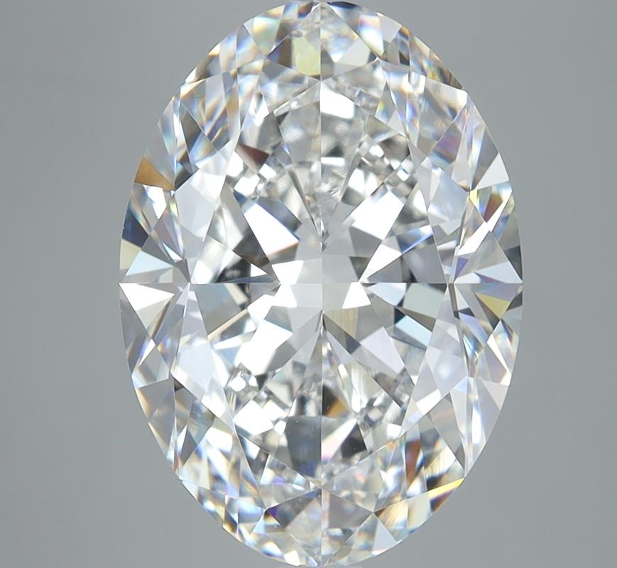 Ein prächtiger Diamantring mit einem atemberaubenden ovalen Mittelstein, der ein beeindruckendes Gewicht von 5,01 hat und mit einem lupenreinen D und VS1 ausgezeichnet ist. Dieses exquisite Stück wurde fachmännisch aus Weißgold gefertigt und bietet