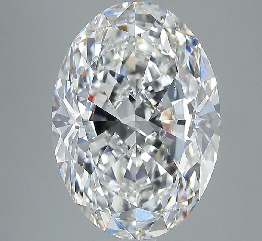 Un magnifico anello di diamanti con una splendida pietra centrale ovale, del peso di ben 5,01 e con un'impeccabile G e VS2. Questo squisito pezzo è sapientemente realizzato in oro bianco, per offrire una luce calda e radiosa che esalta la