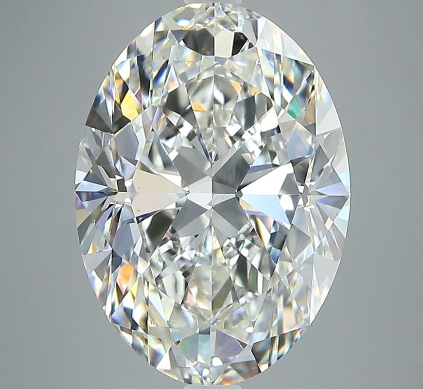Ein prächtiger Diamantring mit einem atemberaubenden ovalen Mittelstein, der ein beeindruckendes Gewicht von 5,01 hat und ein lupenreines H und VS2 aufweist. Dieses exquisite Stück wurde fachmännisch aus Weißgold gefertigt und bietet einen warmen
