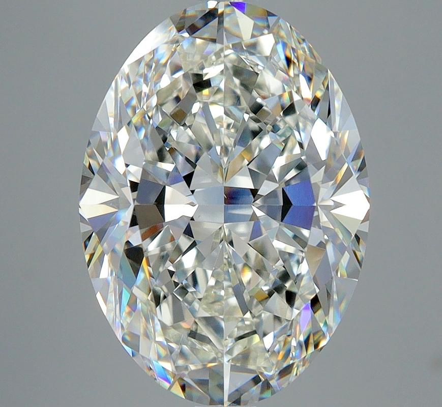 Ein prächtiger Diamantring mit einem atemberaubenden ovalen Mittelstein, der beeindruckende 5,01 wiegt und eine lupenreine I und VS1 aufweist. Dieses exquisite Stück wurde fachmännisch aus Weißgold gefertigt und bietet einen warmen und strahlenden