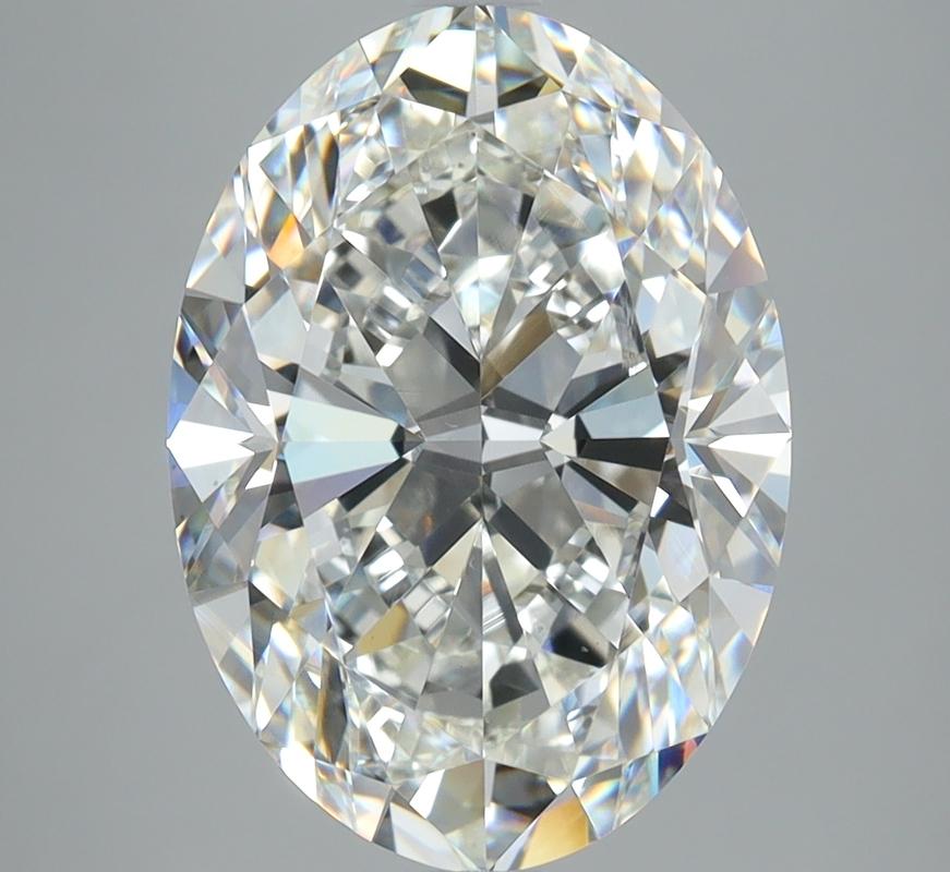 Ein prächtiger Diamantring mit einem atemberaubenden ovalen Mittelstein, der ein beeindruckendes Gewicht von 5,01 hat und ein lupenreines H und VS1 aufweist. Dieses exquisite Stück wurde fachmännisch aus Weißgold gefertigt und bietet einen warmen