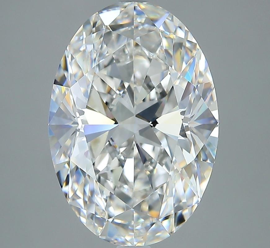 Ein prächtiger Diamantring mit einem atemberaubenden ovalen Mittelstein, der ein beeindruckendes Gewicht von 5,01 hat und mit einem lupenreinen F und VS1 aufwartet. Dieses exquisite Stück wurde fachmännisch aus Weißgold gefertigt und bietet einen