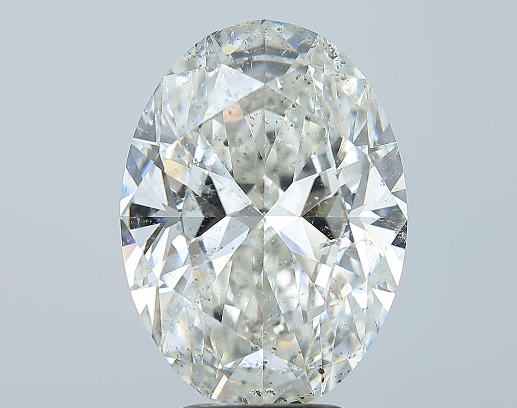 Dieser raffinierte Diamantring besticht durch einen ovalen Diamanten mit einem Gewicht von 5,01 und einem satten H und SI2 in der Mitte. Der mit Präzision handgefertigte Ring zeigt ein wunderschön poliertes Band aus Weißgold, das seine luxuriöse