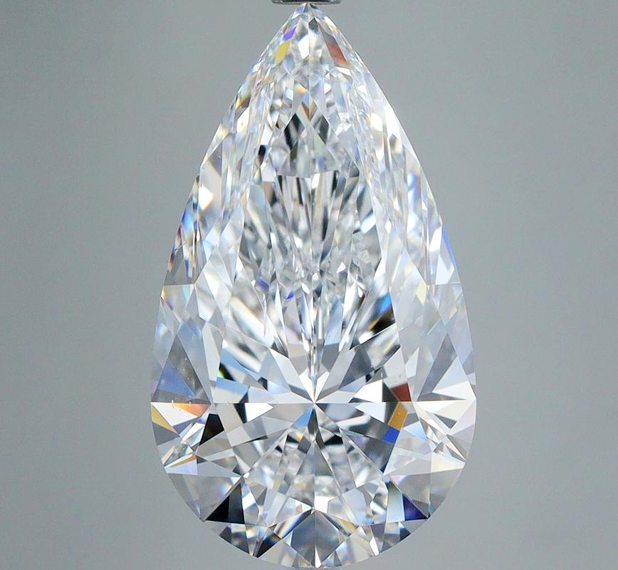 Cette magnifique bague est ornée d'une pierre centrale en forme de poire, d'un poids impressionnant de 5,01 et d'une pureté sans faille D et SI1. Cette pièce exquise est fabriquée de manière experte en or blanc, offrant un éclat chaud et radieux qui