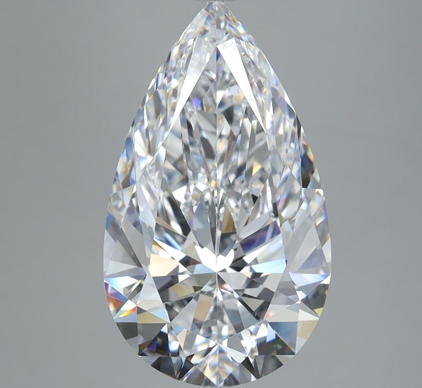 Questo sofisticato anello di diamanti presenta un sorprendente centro di un diamante a pera, del peso di 5,01 e con una ricca D e VS2. Realizzato a mano con precisione, l'anello presenta una fascia in oro bianco splendidamente lucidata, che ne