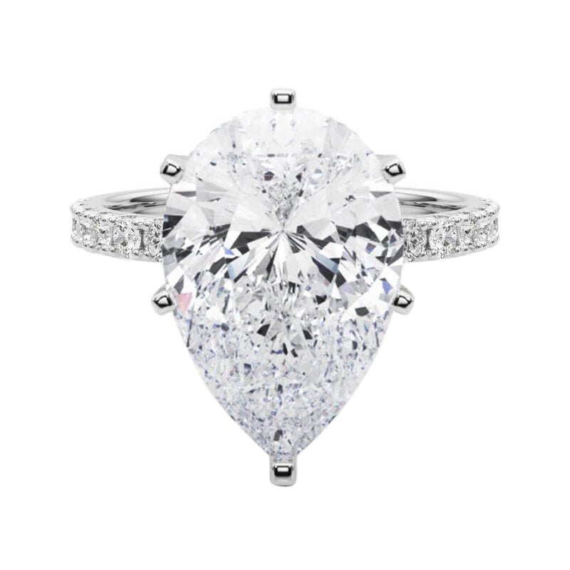 GIA 5,01ct Solitario a pera con mezza eternità in oro bianco 18 carati