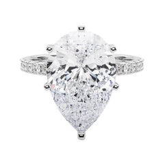 GIA 5,01ct Solitario a pera con mezza eternità in oro bianco 18 carati