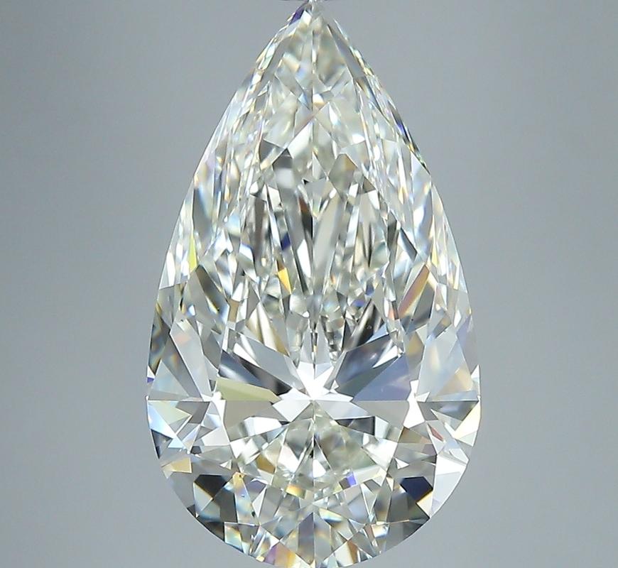 Elegant gestaltet, besticht dieser atemberaubende Diamantring durch seine bemerkenswerten Eigenschaften. Das Herzstück dieses Schmuckstücks ist ein atemberaubender Diamant in Birnenform J VS2 5.01, der sicher in einer erhöhten Zackenfassung gehalten