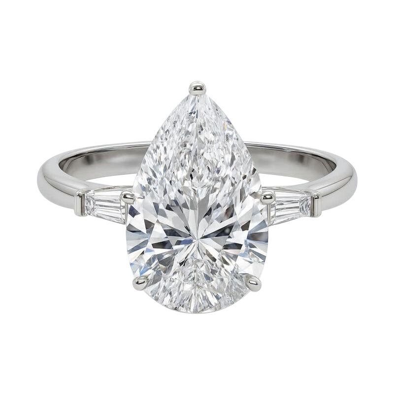 GIA 5.01ct Pear Three-Stone Tapered Baguette 18K White Gold Diamond Ring (bague à diamants en or blanc) en vente