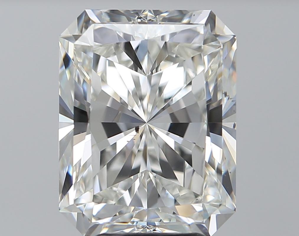 Un magnifico anello di diamanti con una splendida pietra centrale radiosa, che pesa ben 5,01 e vanta un'impeccabile H. H. e SI1. Questo squisito pezzo è sapientemente realizzato in oro bianco, per offrire una luce calda e radiosa che esalta la
