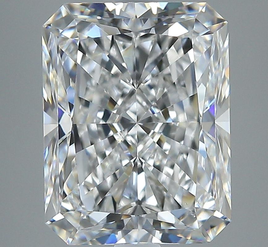 Un magnifico anello di diamanti con una splendida pietra centrale radiosa, che pesa ben 5,01 e vanta un'impeccabile F e VS2. Questo squisito pezzo è sapientemente realizzato in oro bianco, per offrire una luce calda e radiosa che esalta la