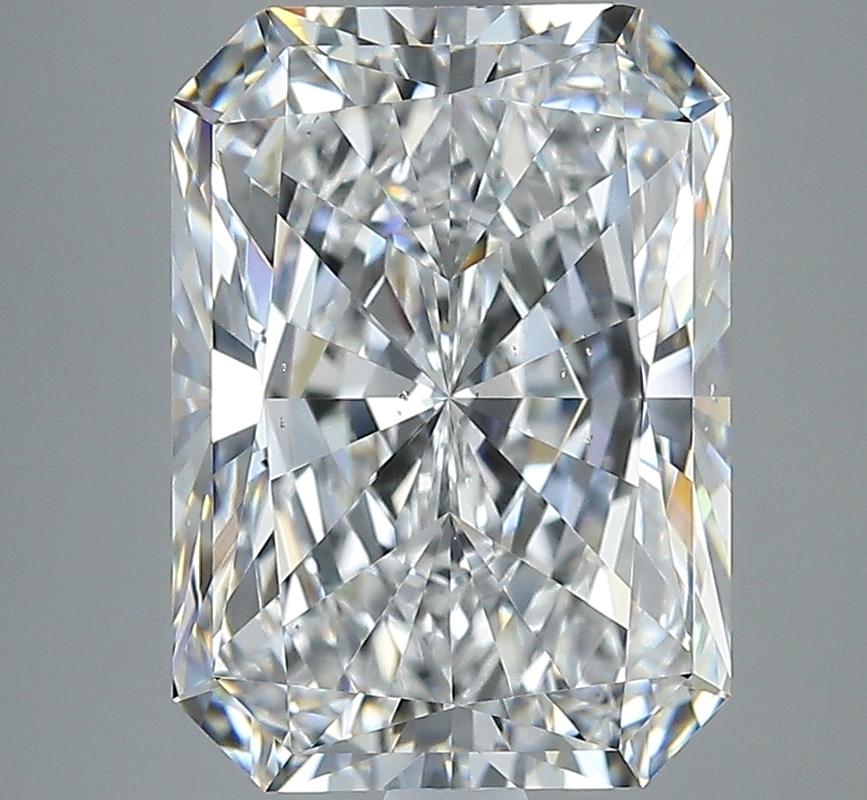 Un magnifico anello di diamanti con una splendida pietra centrale radiosa, che pesa ben 5,01 e vanta un'impeccabile D e SI1. Questo squisito pezzo è sapientemente realizzato in oro bianco, per offrire una luce calda e radiosa che esalta la