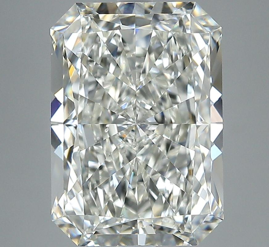 Un magnifico anello di diamanti con una splendida pietra centrale radiosa, del peso di ben 5,01 e con un'impeccabile J e VS2. Questo squisito pezzo è sapientemente realizzato in oro bianco, per offrire una luce calda e radiosa che esalta la