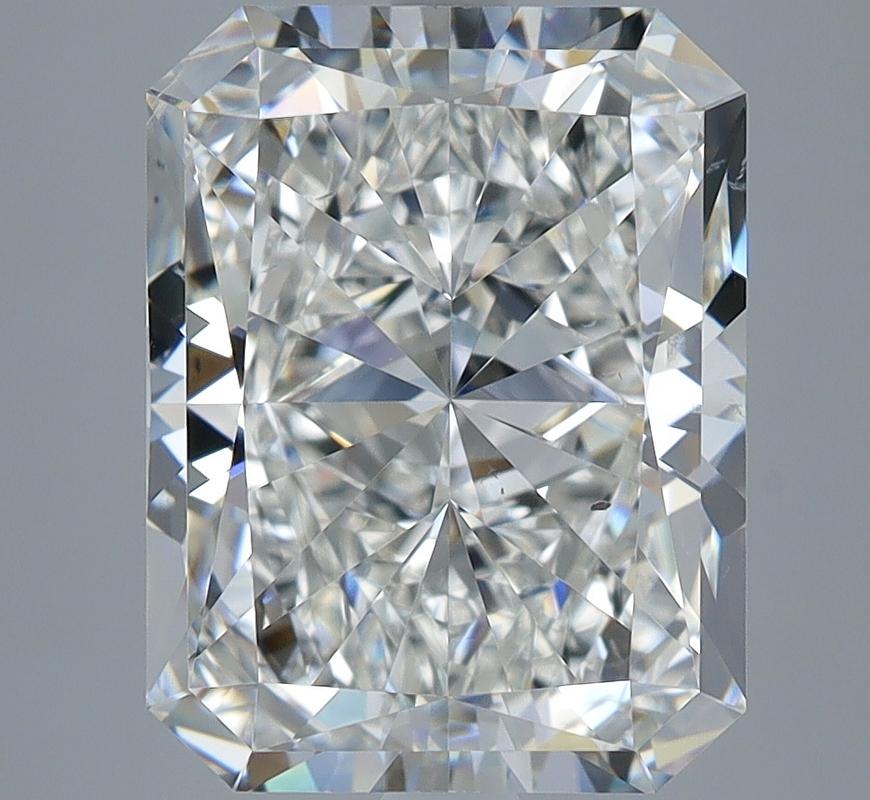 Élégamment conçue, cette étonnante bague en diamant séduit par ses caractéristiques remarquables. Au cœur de cette pièce se trouve un diamant radiant G SI1 5.01 à couper le souffle, solidement maintenu dans un serti surélevé qui rehausse sa