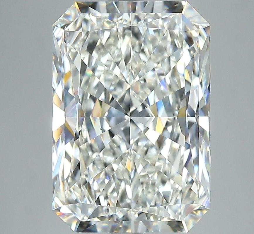 Elegant gestaltet, besticht dieser atemberaubende Diamantring durch seine bemerkenswerten Eigenschaften. Das Herzstück dieses Schmuckstücks ist ein atemberaubend strahlender I SI1 5.01 Diamant, der sicher in einer erhöhten Zackenfassung gehalten