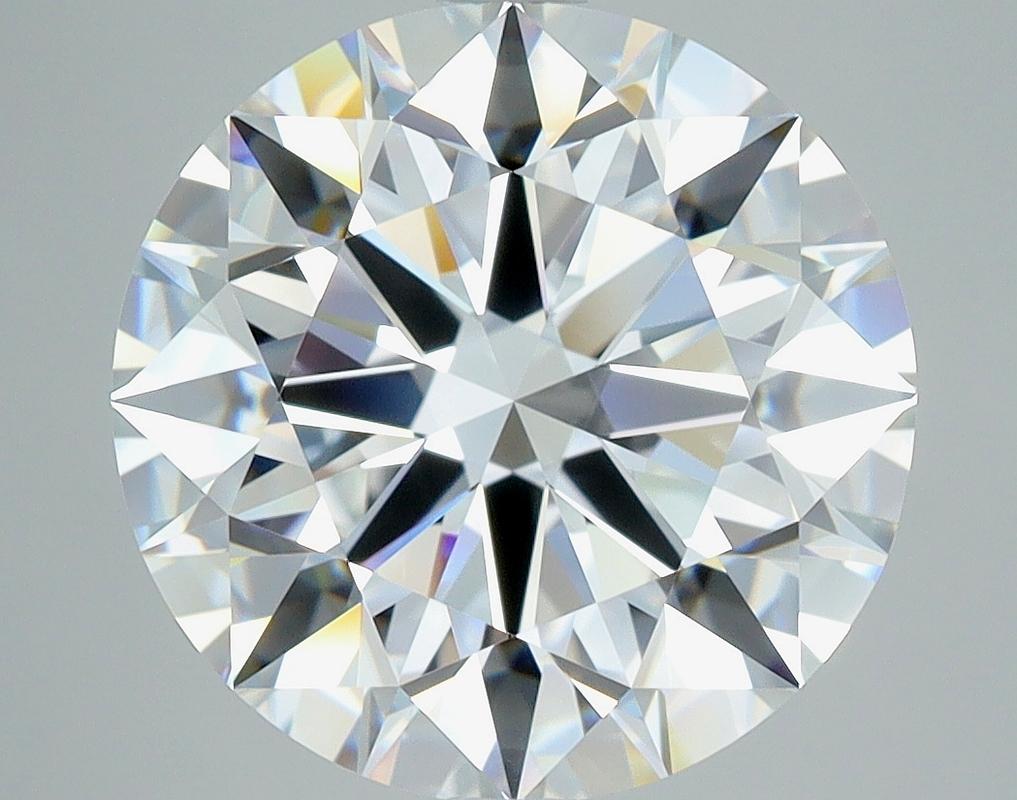 Cette bague sophistiquée est ornée d'un diamant rond d'un poids de 5,01 et d'une couleur E et VVS1. Fabriquée à la main avec précision, la bague présente un anneau en or blanc magnifiquement poli, qui rehausse son attrait luxueux. La monture