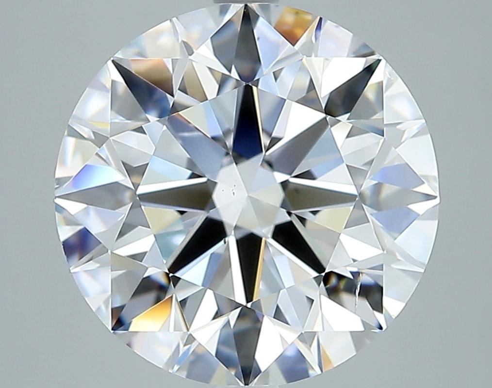 Dal design elegante, questo splendido anello con diamante affascina per le sue caratteristiche notevoli. Al centro di questo gioiello si trova un diamante tondo mozzafiato E SI1 5.01, saldamente incastonato in una montatura a griffe in rilievo che