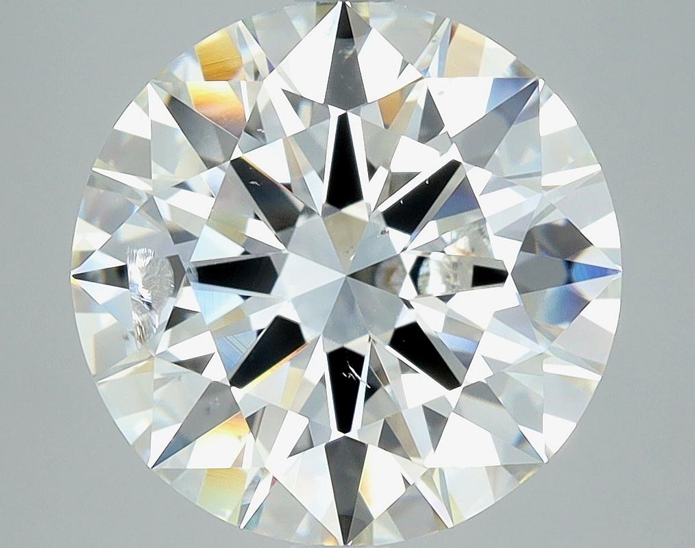 Élégamment conçue, cette étonnante bague en diamant séduit par ses caractéristiques remarquables. Au cœur de cette pièce se trouve un époustouflant diamant rond J I1 5.01, solidement maintenu dans un serti surélevé qui rehausse sa brillance et son