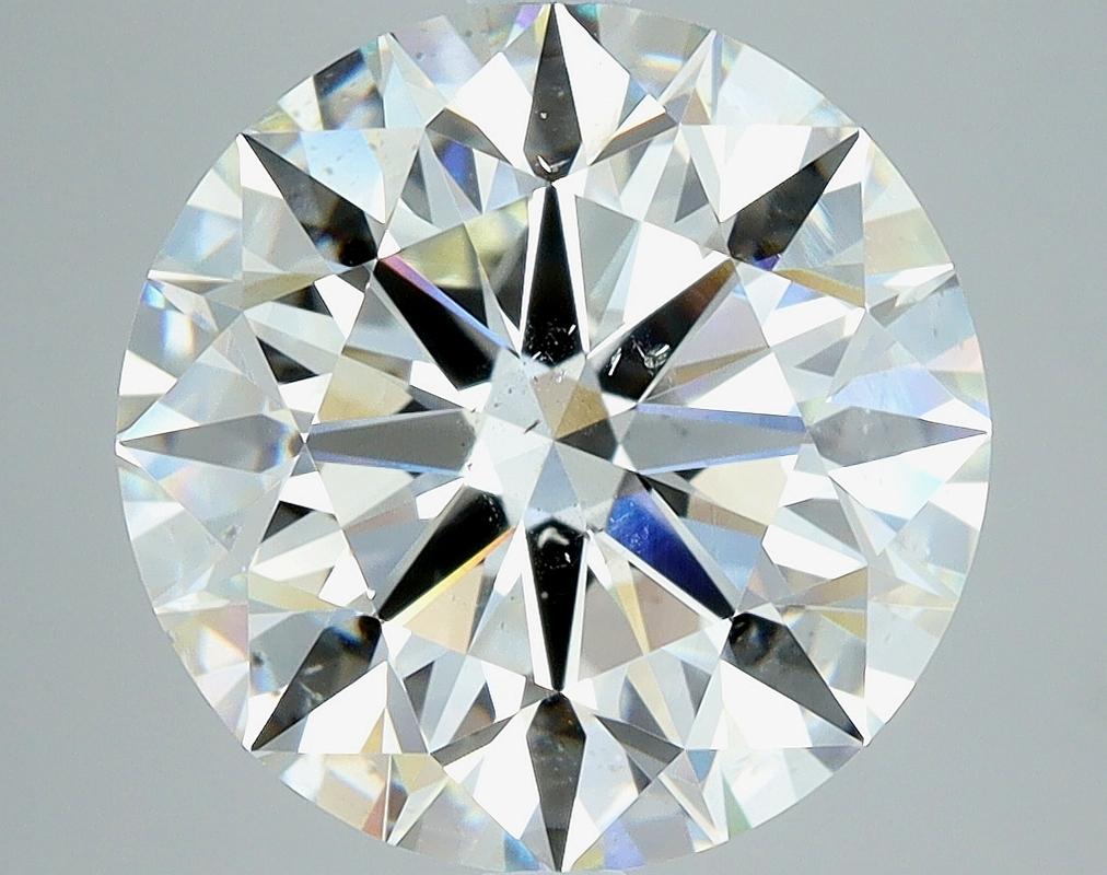 Elegantemente diseñado, este impresionante anillo de diamantes cautiva por sus notables características. En el corazón de esta pieza se encuentra un impresionante diamante redondo J SI2 de 5,01, sujeto con seguridad en un engaste de garras elevadas