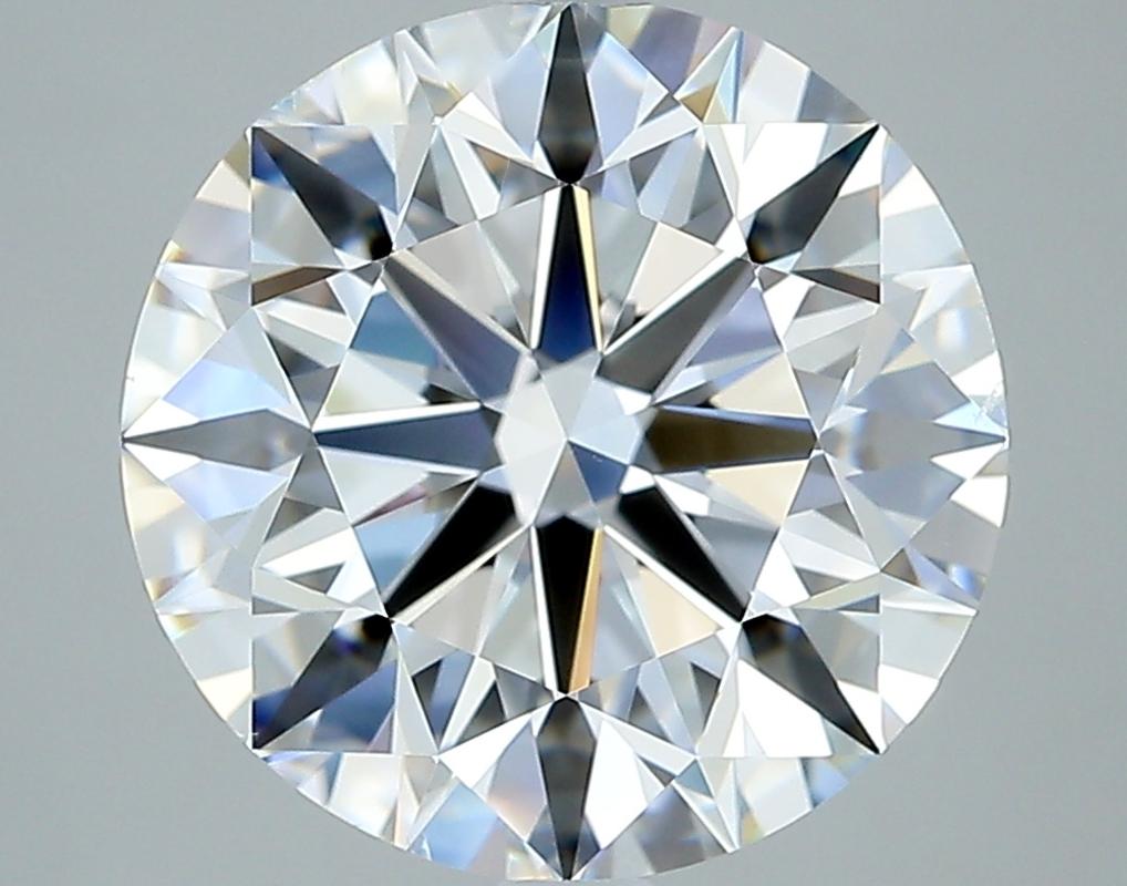 Dal design elegante, questo splendido anello con diamante affascina per le sue caratteristiche notevoli. Al centro di questo gioiello si trova un diamante tondo mozzafiato E SI1 5.01, saldamente incastonato in una montatura a griffe in rilievo che