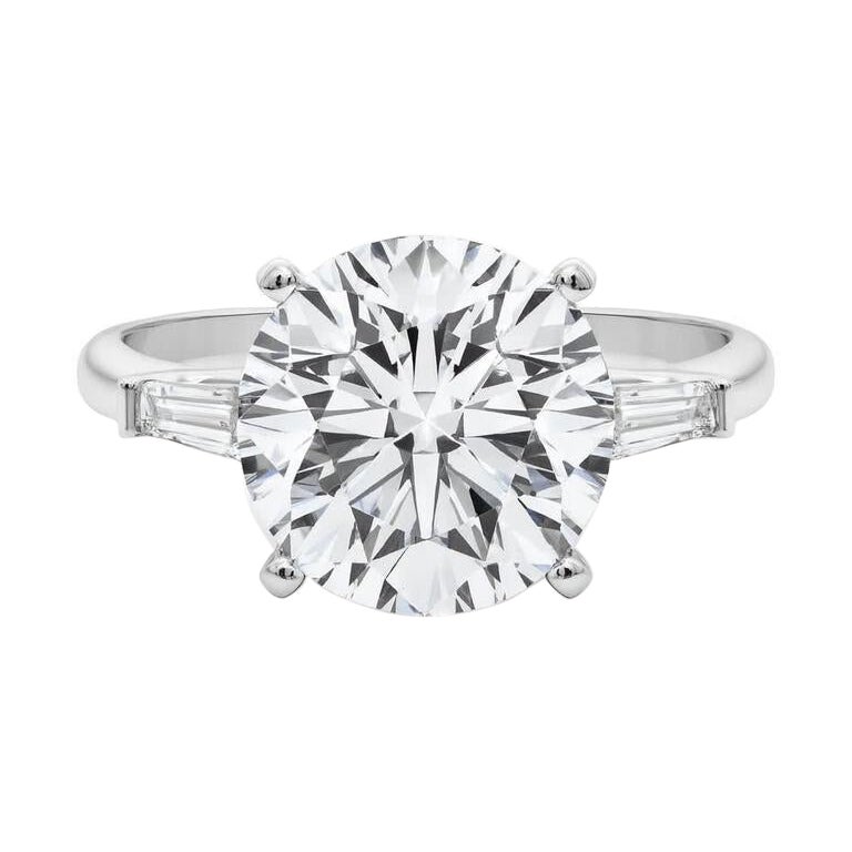 GIA Anello con diamante rotondo a tre pietre e baguette affusolata in oro bianco 18 carati da 5,01 ct. in vendita