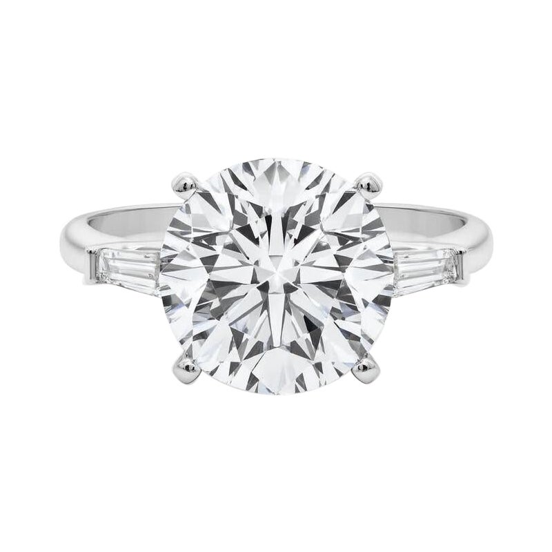 GIA Anello con diamante rotondo a tre pietre e baguette affusolata in oro bianco 18 carati da 5,01 ct.