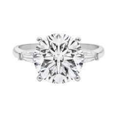 GIA Anello con diamante rotondo a tre pietre e baguette affusolata in oro bianco 18 carati da 5,01 ct.