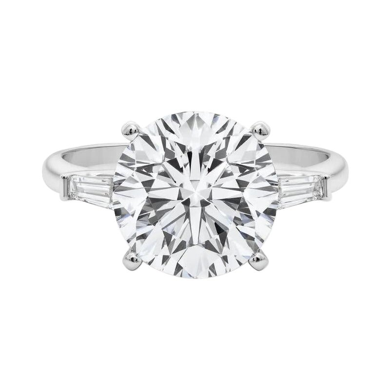 GIA Anello con diamante rotondo a tre pietre e baguette affusolata in oro bianco 18 carati da 5,01 ct.