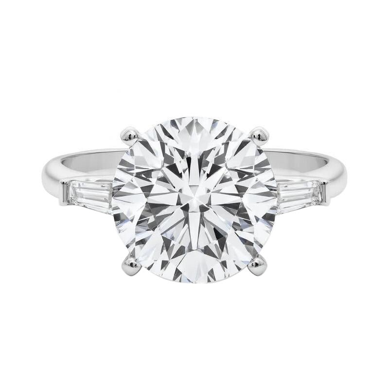 GIA Anello con diamante rotondo a tre pietre e baguette affusolata in oro bianco 18 carati da 5,01 ct.