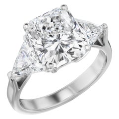 GIA Anillo de platino y diamantes de talla radiante de 5,02 quilates y 3 piedras