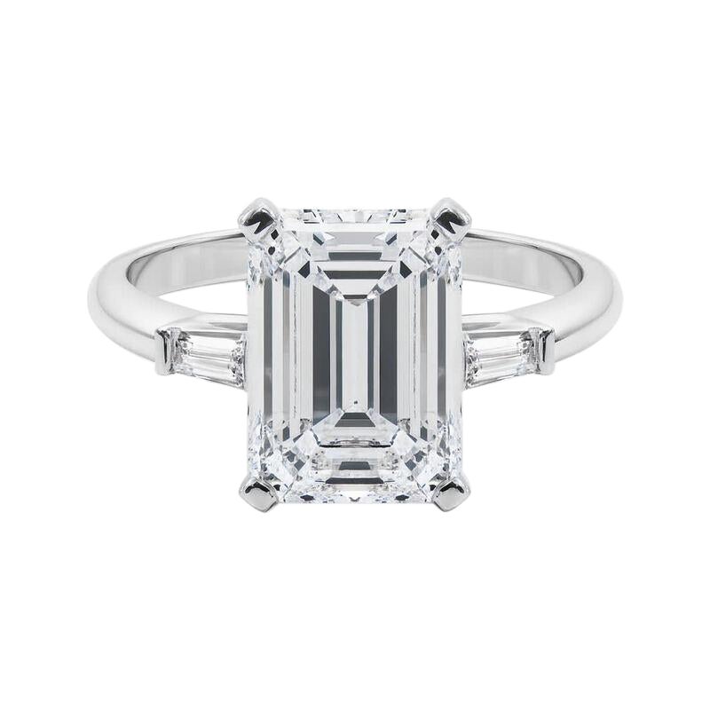 GIA Anillo de diamantes de oro blanco de 18 quilates con tres piedras cónicas baguette de esmeralda de 5,02 quilates