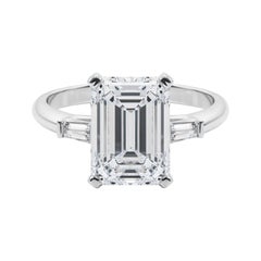 GIA Anillo de diamantes de oro blanco de 18 quilates con tres piedras cónicas baguette de esmeralda de 5,02 quilates