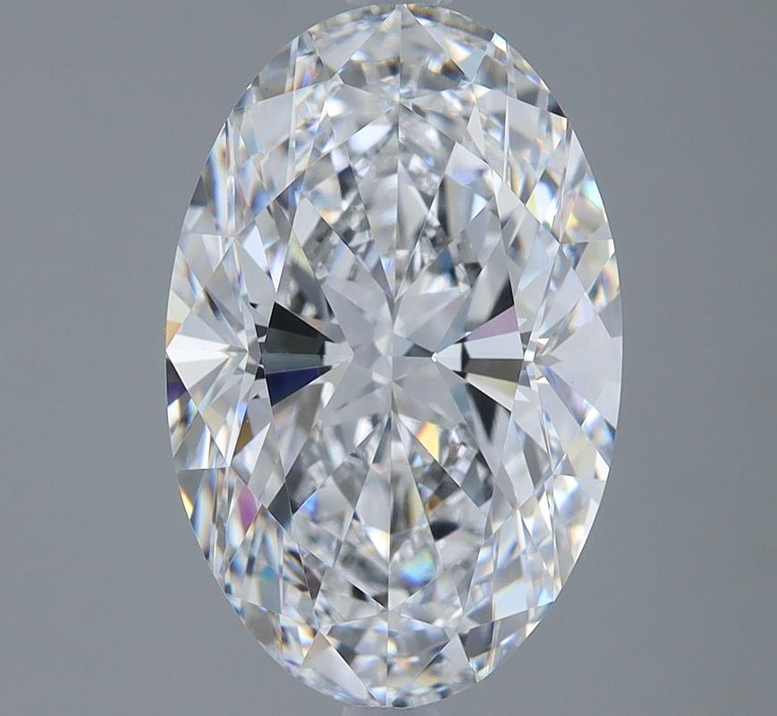 Ein prächtiger Diamantring mit einem atemberaubenden ovalen Mittelstein, der ein beeindruckendes Gewicht von 5,02 hat und mit einem lupenreinen D und VS1 ausgezeichnet ist. Dieses exquisite Stück wurde fachmännisch aus Weißgold gefertigt und bietet